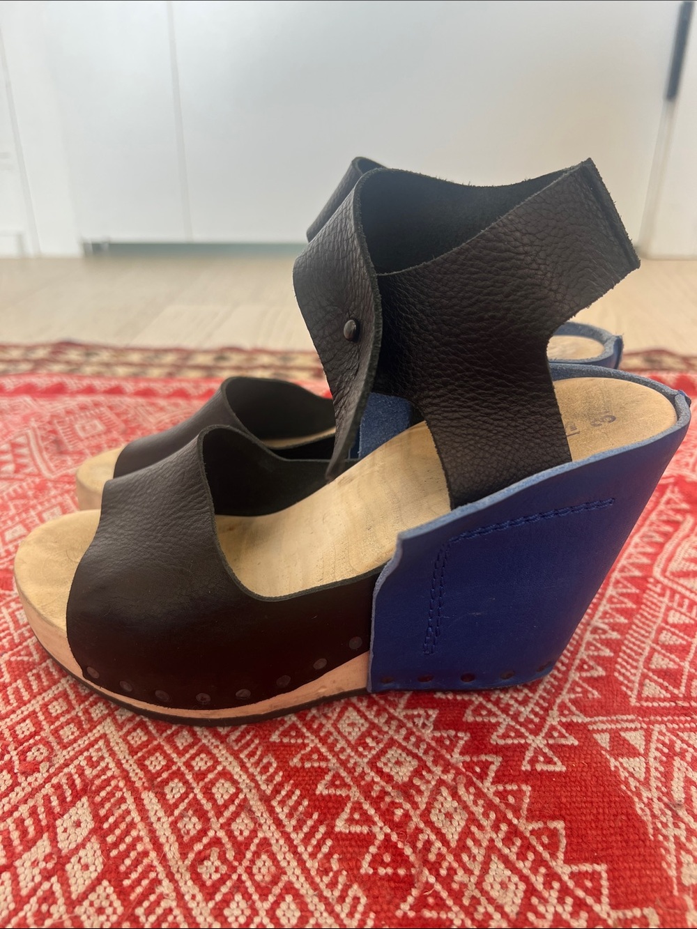 GORGEOUS TRIPPEN wood sandal